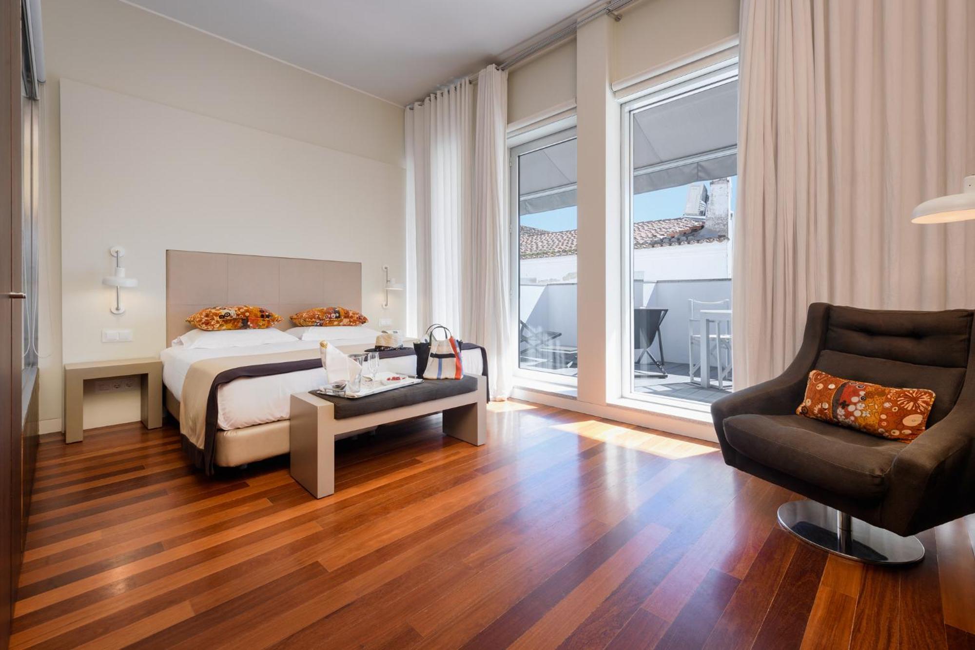 Classic Room Balcony City View